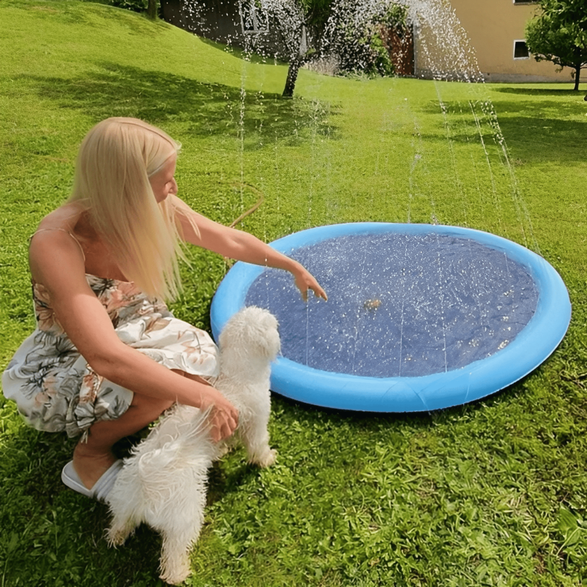 Baasje en hondje bij de AquaPaws sproeimat
