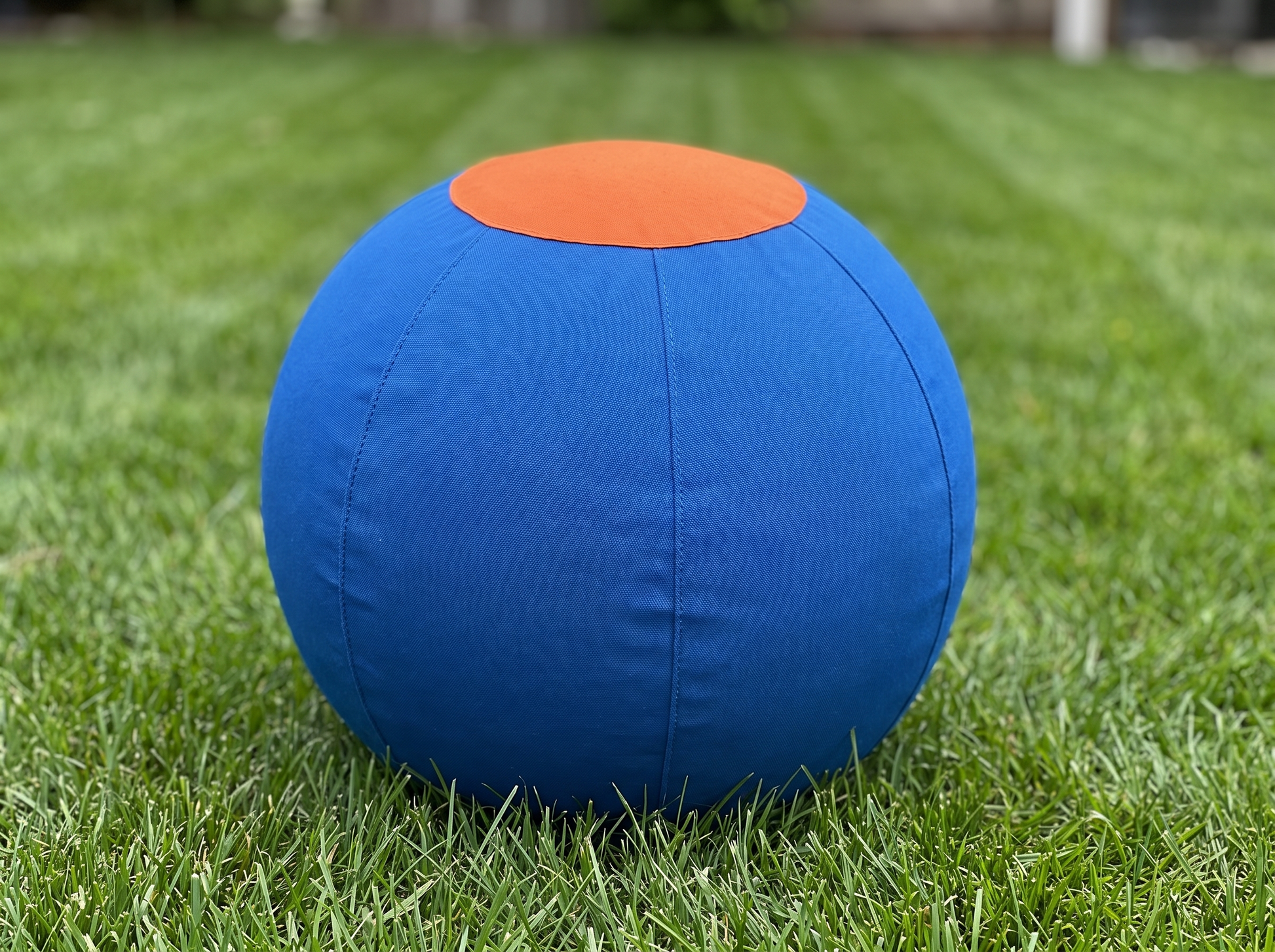 DriveBall XL blauw hero op gazon